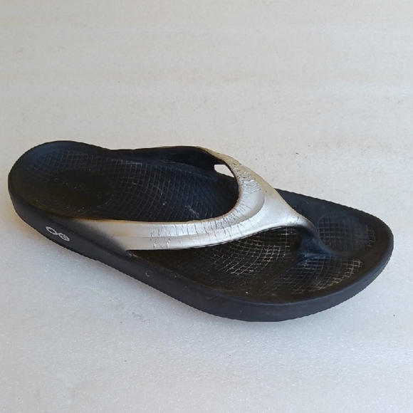 Oofos Mens Black and Silver Flip Flops Super Comfortable - Picture 1 of 5